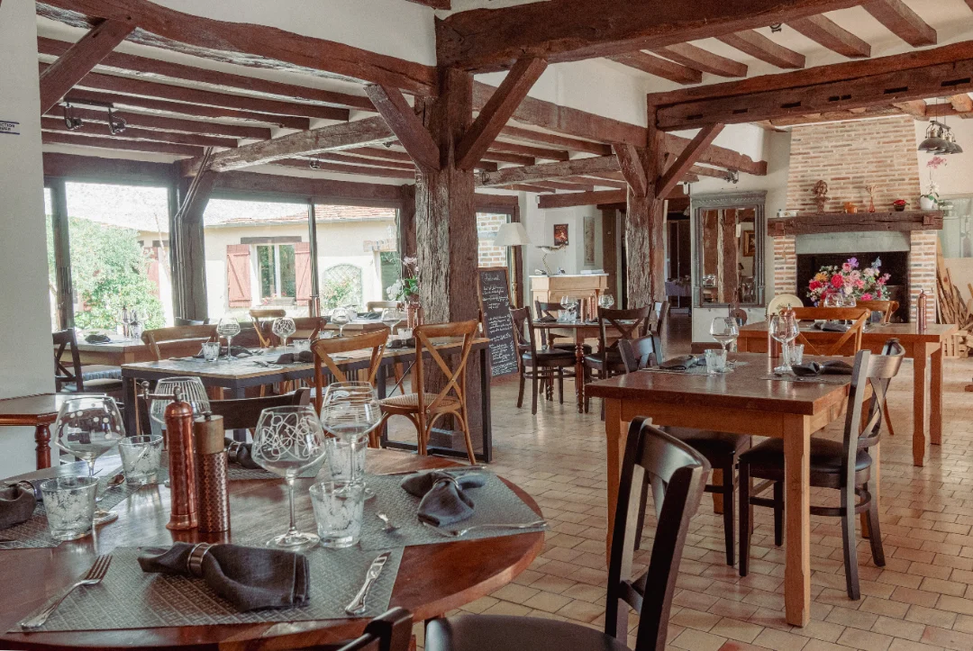 Salle du restaurant : poutres apparentes et cheminée